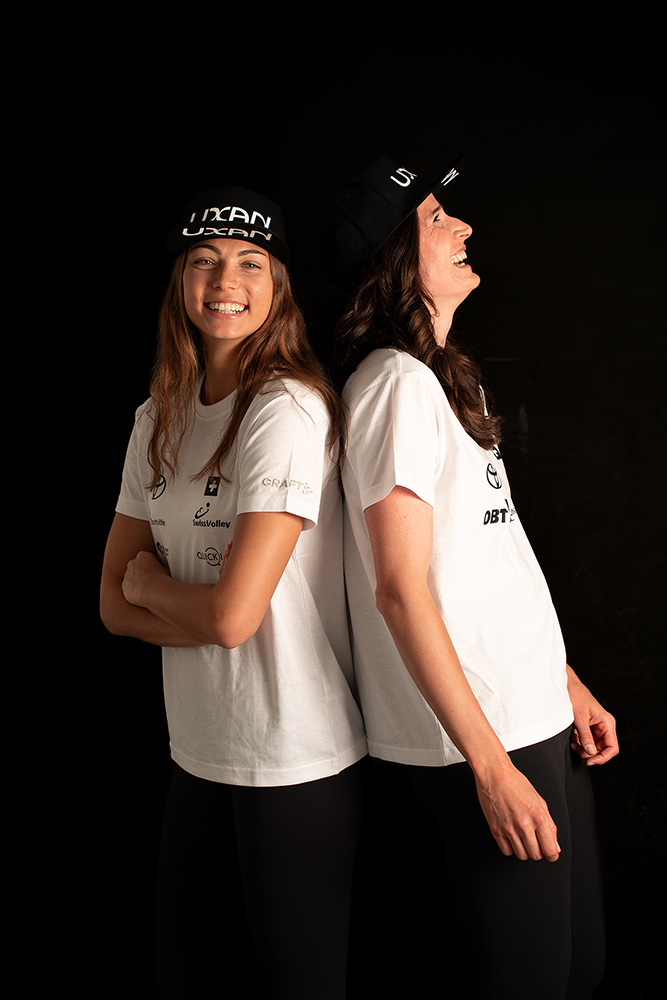 Joana Mäder und Leona Kernen Rücken an Rücken im Studio